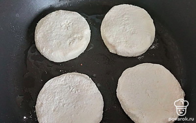 Вылейте на сковороду немного масла, сформируйте творожные шарики, затем придайте им форму сырников. Обжаривайте на медленном огне с двух сторон до появления золотистой корочки.