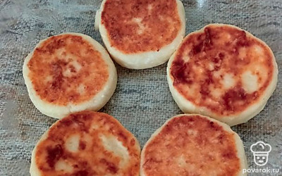 Подавайте порционно, украсив сверху любимым вареньем или фруктами.