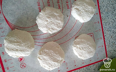 Разделите массу на равные порции. Сформируйте одинаковые сырники.