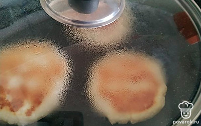 Обжаривайте с двух сторон на медленном огне под крышкой.