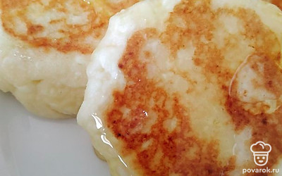 Подавать можно с низкокалорийным джемом или карамелью, я использовала мед. Приятного аппетита.