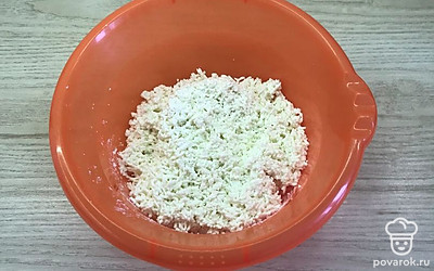 Творог перетереть через сито.