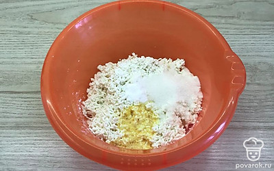 Добавить яйцо, сахар, соль, ванильный сахар. Перемешать.