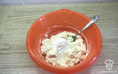 Добавить муку. Хорошо перемешать.