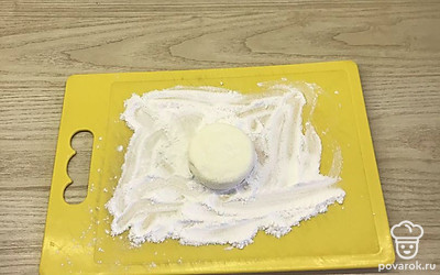 Сформировать сырники в рисовой муке.