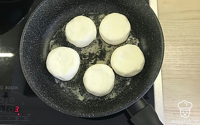 Выложить в разогретое масло.