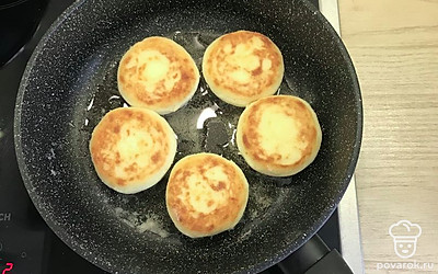 Жарить на маленьком огне с закрытой крышкой с обеих сторон.