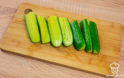 Разрежьте огурцы вдоль на 4 части. Натрите морковь на крупной терке. Лук нарежьте тонкими полукольцами. Чеснок мелко покрошите или пропустите через пресс.