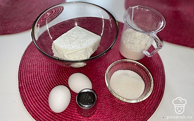 Приготовьте все продукты, емкость для перемешивания, сковороду для обжарки. Рекомендую брать уже протертый творог, если предпочитаете иной - потребуется его измельчить в блендере.