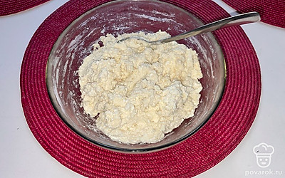 В творог добавьте сахарный песок, соль, яйца, тщательно перемешайте. Добавьте муку в количестве 4-5 столовых ложек (зависит от влажности творога и размера яиц).