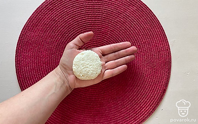 Разогрейте сковороду с растительным маслом на среднем огне. Сформируйте влажными руками сырники.