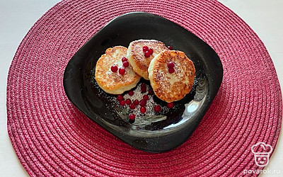 Подавать можно со сметаной, вареньем, ягодами или сгущённым молоком.