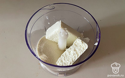 В чаше блендера соедините яйцо, сахар, творог и манную крупу.