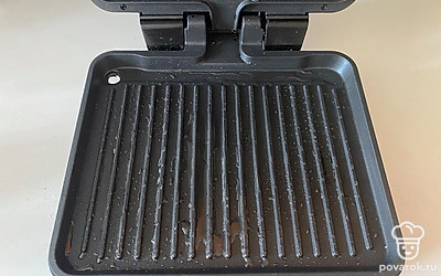 Гриль смажьте растительным маслом. 