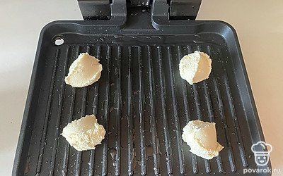 Выложите на него порционно тесто. 