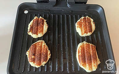 Обжаривайте с двух сторон до появления золотистой корочки. 