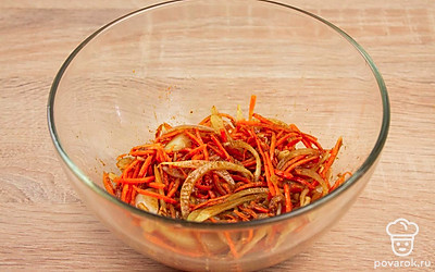 Лук, чеснок, морковь, специи, соевый соус, сахар и воду сложите в глубокую миску и тщательно перемешайте.