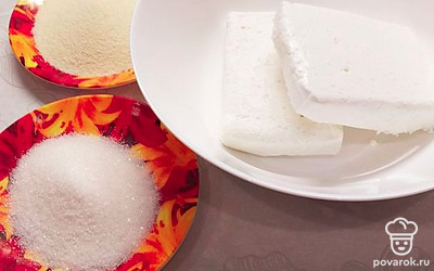 Приготовьте необходимые ингредиенты. Творог подойдёт любой, в том числе и обезжиренный. Лучше взять в пачках, он менее зернистый и водянистый.