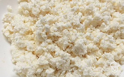 Разомните руками творог в миске, добавьте манку, сахар и ванилин. Перемешайте все до однородной массы. Нормально, если творог будет слегка зернистым. Можно перетереть и через сито творог.