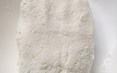 Замесите массу до тех пор, пока она не соберётся в комок, не будет крошиться и перестанет липнуть к рукам.