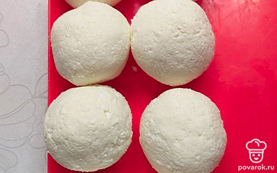 Поделите полученную массу на 8 равных частей и сформируйте шарики.