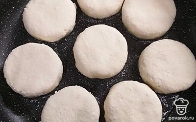 Жарьте на растительном масле на антипригарной сковороде с обеих сторон на среднем огне. Одну сторону я жарю под крышкой. Не нужно жарить долго, иначе зерна творога затвердеют. Достаточно пары минут с каждой стороны.