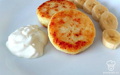 Подавайте можно как горячие, так и остывшие сырники, с соусом из сметаны и сгущённого молока. Приятного аппетита!