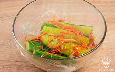 Слейте выделившуюся с огурцов воду и добавьте огурцы к заправке. Тщательно перемешайте. Оставьте блюдо мариноваться в прохладном месте на 5-6 часов.