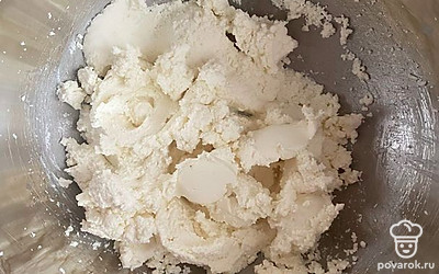 Творог пробить блендером или растереть вилкой до однородной массы.