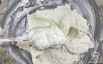 К творогу добавить яйцо, сахар, манную крупу, половины муки, ванилин на кончике ножа, перемешать до однородной констистенции.