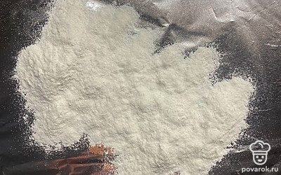 Оставшуюся муку высыпать на поверхность (тарелка, разделочная доска) для удобства.