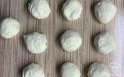 Столовой ложкой взять творожную смесь, обвалять в муке, скатать шарики.