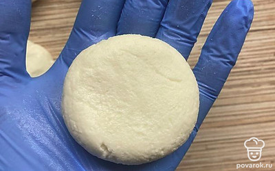 Как только шарик перестанет липнуть, приплюснуть его, создав форму классического сырника. Неровности можно исправить ножом или лопаткой.
