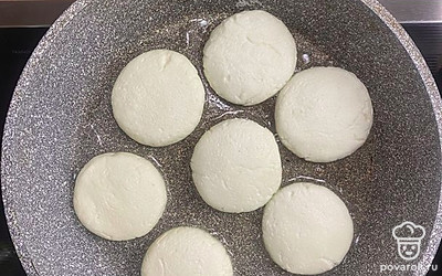 На разогретую сковороду добавить подсолнечное масло. Жарить на среднем огне по 8-10 минут с каждой стороны.