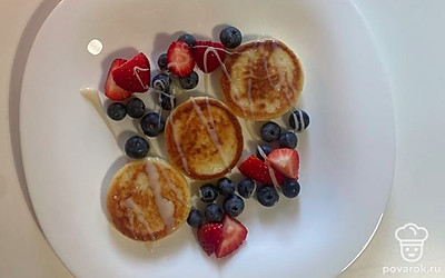 Рекомендуется подавать со свежими ягодами и сгущенкой или сметаной. В рецепте подача с кокосовой сгущенкой.