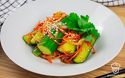 Блюдо готово! Подавайте к столу охлажденным. Украсьте блюдо семенами кунжута. Данное блюдо отлично подходит к жареному мясу или рыбе. По традиции, кимчи принято есть палочками.