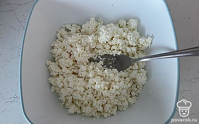Смешайте творог, сахар и соль.