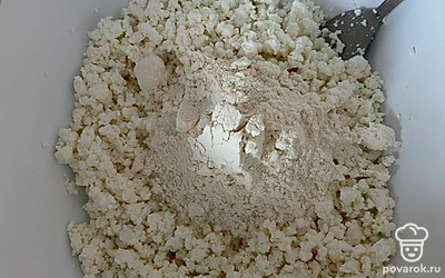 Добавьте муку, перемешайте.