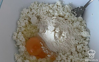 Добавьте яйцо, перемешайте.