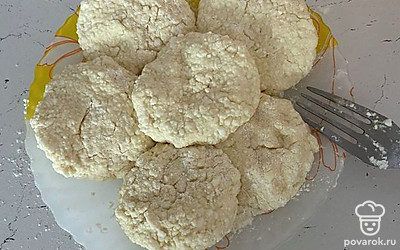 Мокрыми руками слепите шарики и немного их разомните, обваляйте в муке.