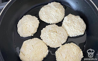 Жарьте на разогретой сковороде с небольшим количеством растительного масла, жарьте с каждой стороны по 3-5 минут. Сырники готовы! Приятного аппетита!