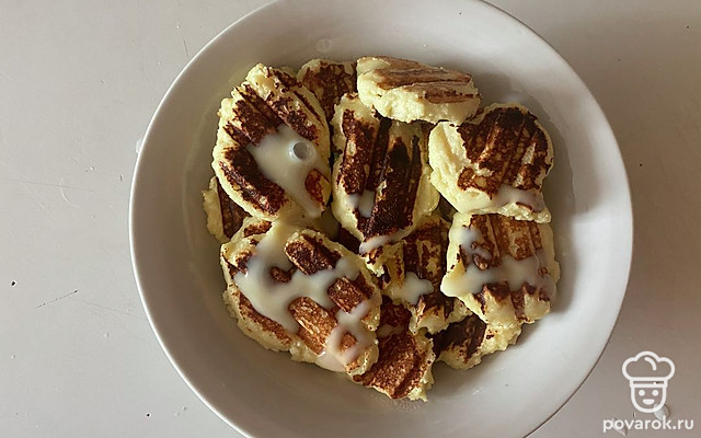 Румяные мини-сырники со сгущеным молоком на электрическом гриле — Рецепт с фото