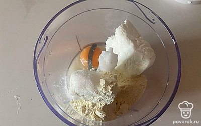 В чашу блендера поместите творог, яйцо, сахар и муку.