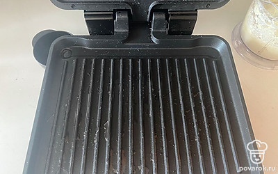 Гриль смажьте растительным маслом и поставьте нагреваться.