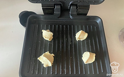 Выложите порционно тесто, примерно по 1 чайной ложке.