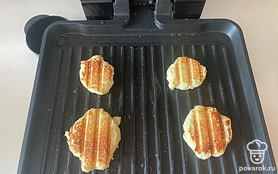 Обжаривайте с двух сторон до золотистой корочки.