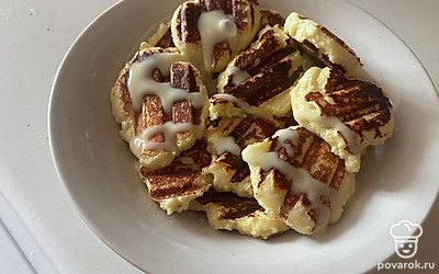 Готовые сырники полейте сгущеным молоком.