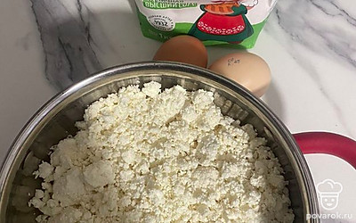 Максимально сухой, чуть рассыпчатый, жирностью не менее 5% творог высыпаем в миску.