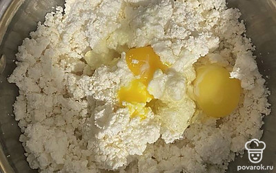 Добавляем 1 или 2 яйца, ориентируясь на категорию.