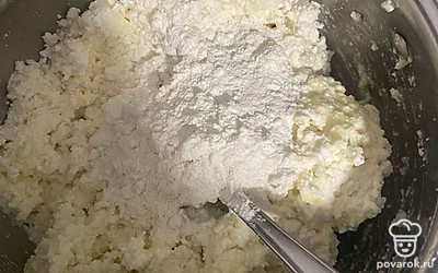 В творожную массу добавляем сахар и 2 ложки муки.